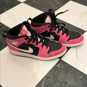 Nike Women's Black and Pink Sneakers